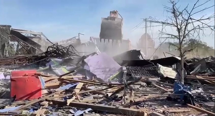 យោធាឈ្លានពានថៃ ប្រើគ្រឿងចក្រកម្ទេចផ្ទះពលរដ្ឋកម្ពុជា។