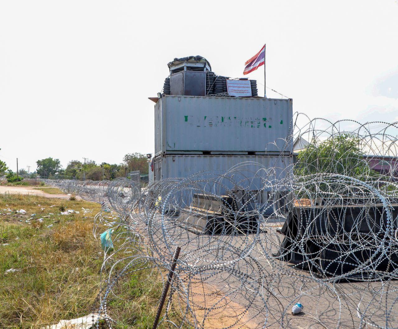 រូបភាពយោធាថៃព័ទ្ធយកភូមិពលរដ្ឋខ្មែររស់នៅ។