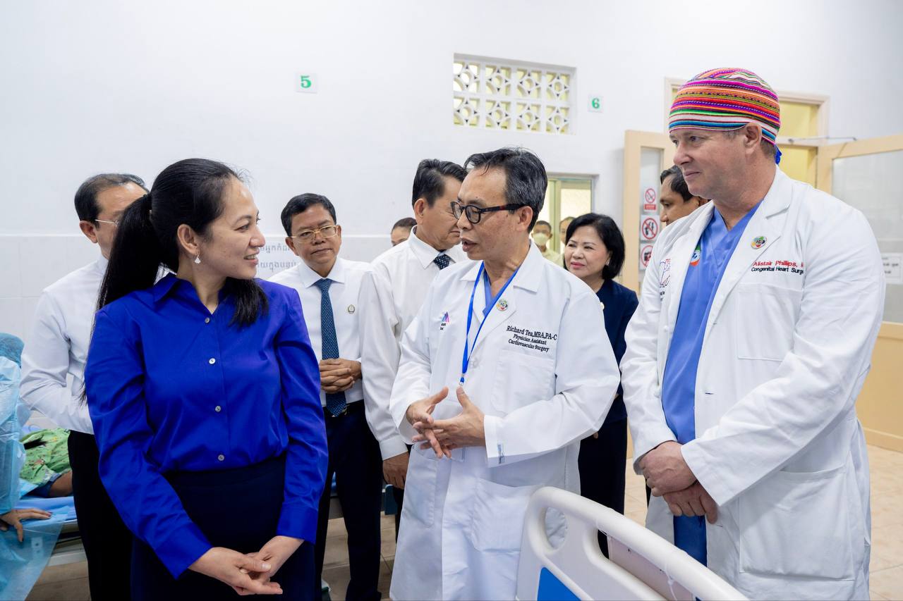 លោកជំទាវបណ្ឌិត ពេជ ចន្ទមុន្នី ចុះពិនិត្យវឌ្ឍនភាពគម្រោងវះកាត់បេះដូងកុមារ។ រូបភាព៖ សម្តេចធិបតី ហ៊ុន ម៉ាណែត