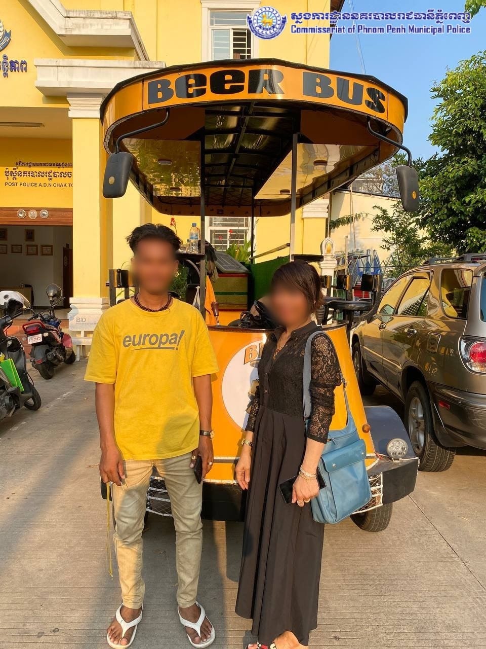 ម្ចាស់អាជីវកម្មប្តីប្រពន្ធ ដែលកែច្នៃរថយន្តអគ្គិសនីដឹកភ្ញៀវតាមដងផ្លូវសាធារណៈត្រូវអាជ្ញាធរសង្កាត់ចតុមុខ ហៅអប់រំនិងធ្វើកិច្ចសន្យា។