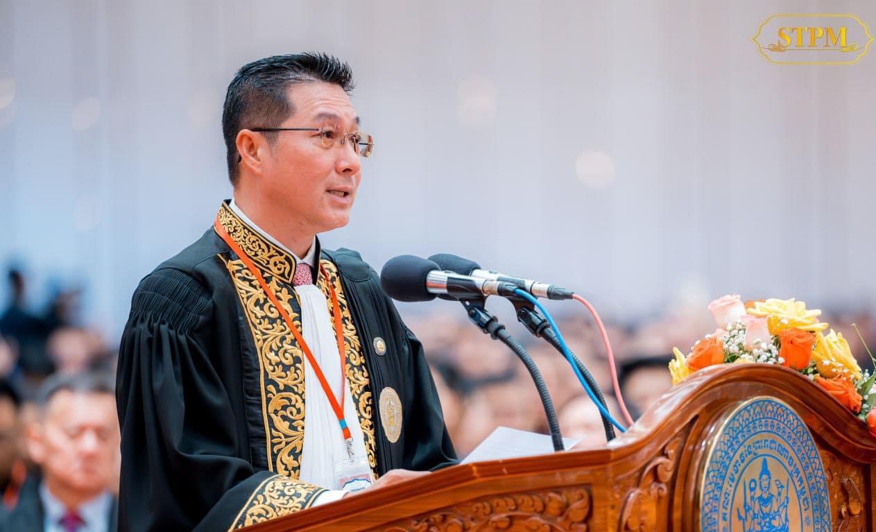 លោក លី ច័ន្ទតុលា ឡើងអានរបាយការណ៍អំពីសមិទ្ធផលរបស់គណៈមេធាវីដល់អង្គពិធី។