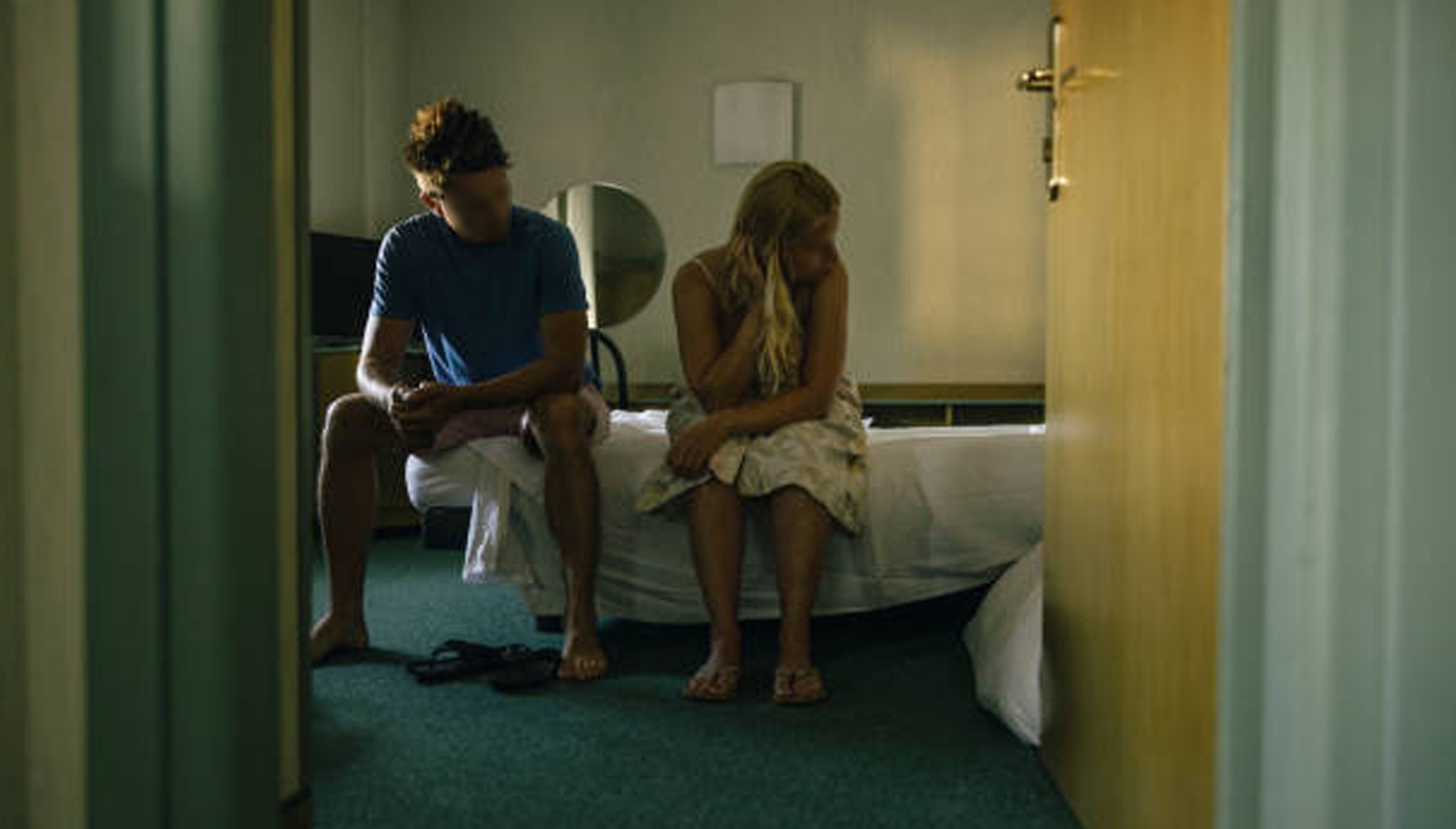 រូបតំណាង៖ បុរសស្រ្តីពីរនាក់នៅក្នុងបន្ទប់