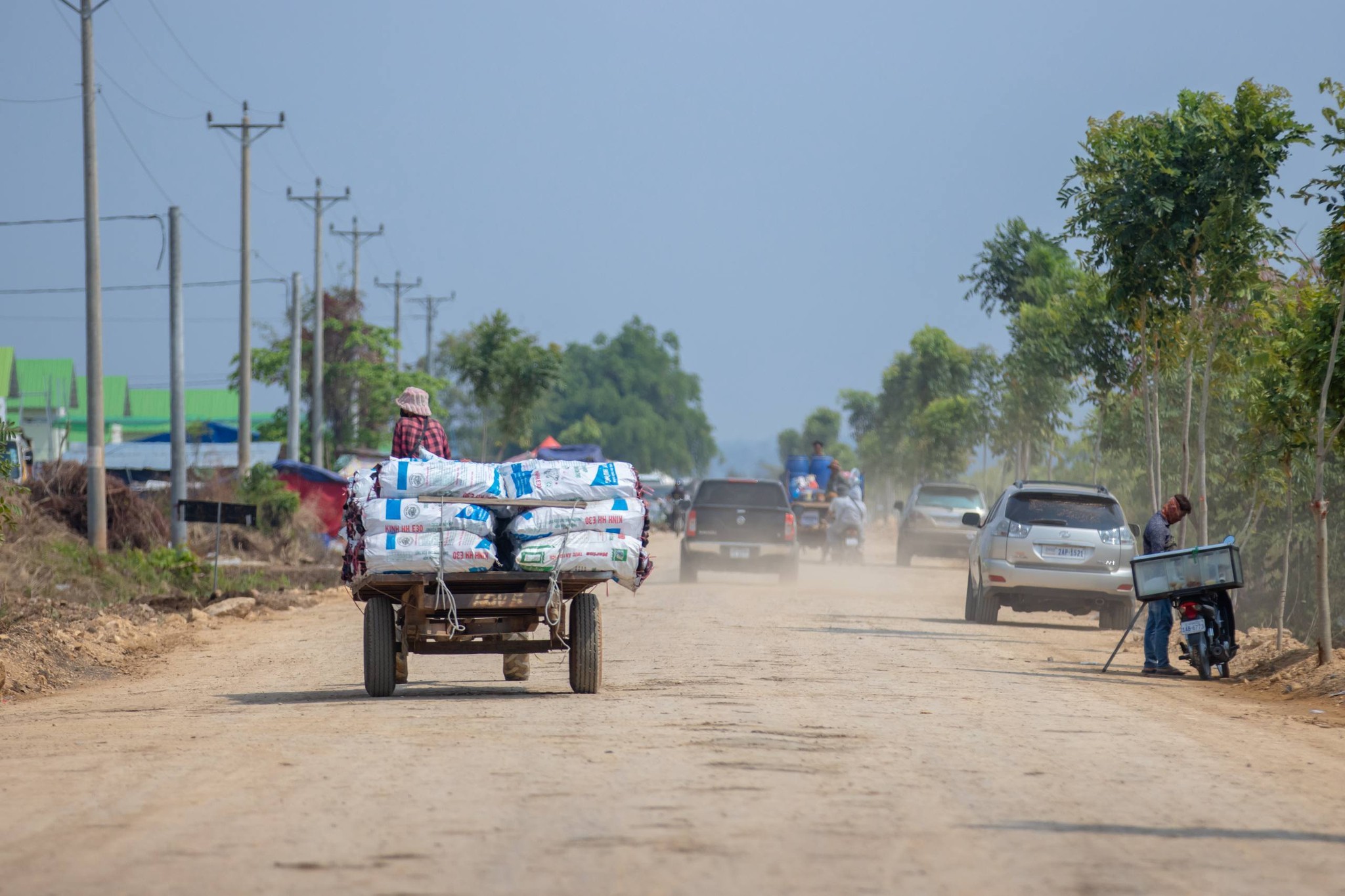 សកម្មភាពពលរដ្ឋខ្មែរដែងរងគ្រោះព្រោះជម្លោះព្រំដែនថៃឈ្លានពានចូលទៅនៅផ្ទះបណ្តោះអាសន្នថ្មី។