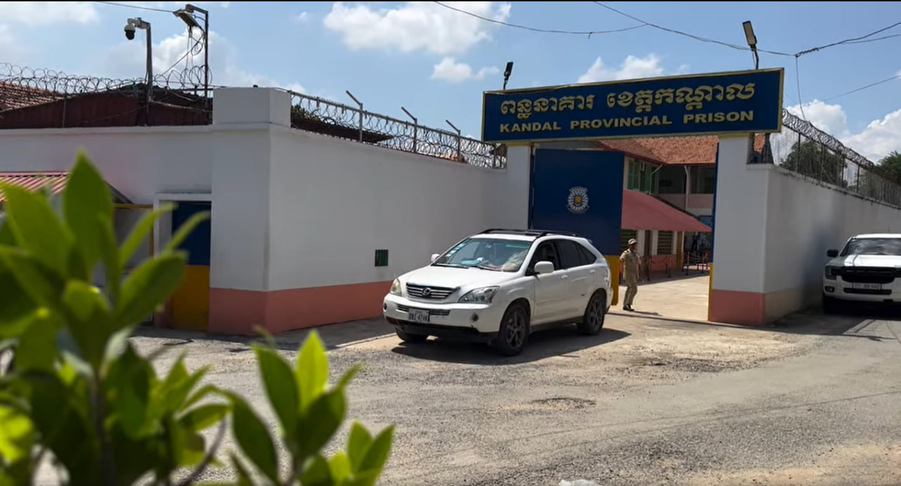 រថយន្តដឹកលោក ម៉ិច ដារ៉ា ចេញពីពន្ធនាគារខេត្តកណ្តាល។