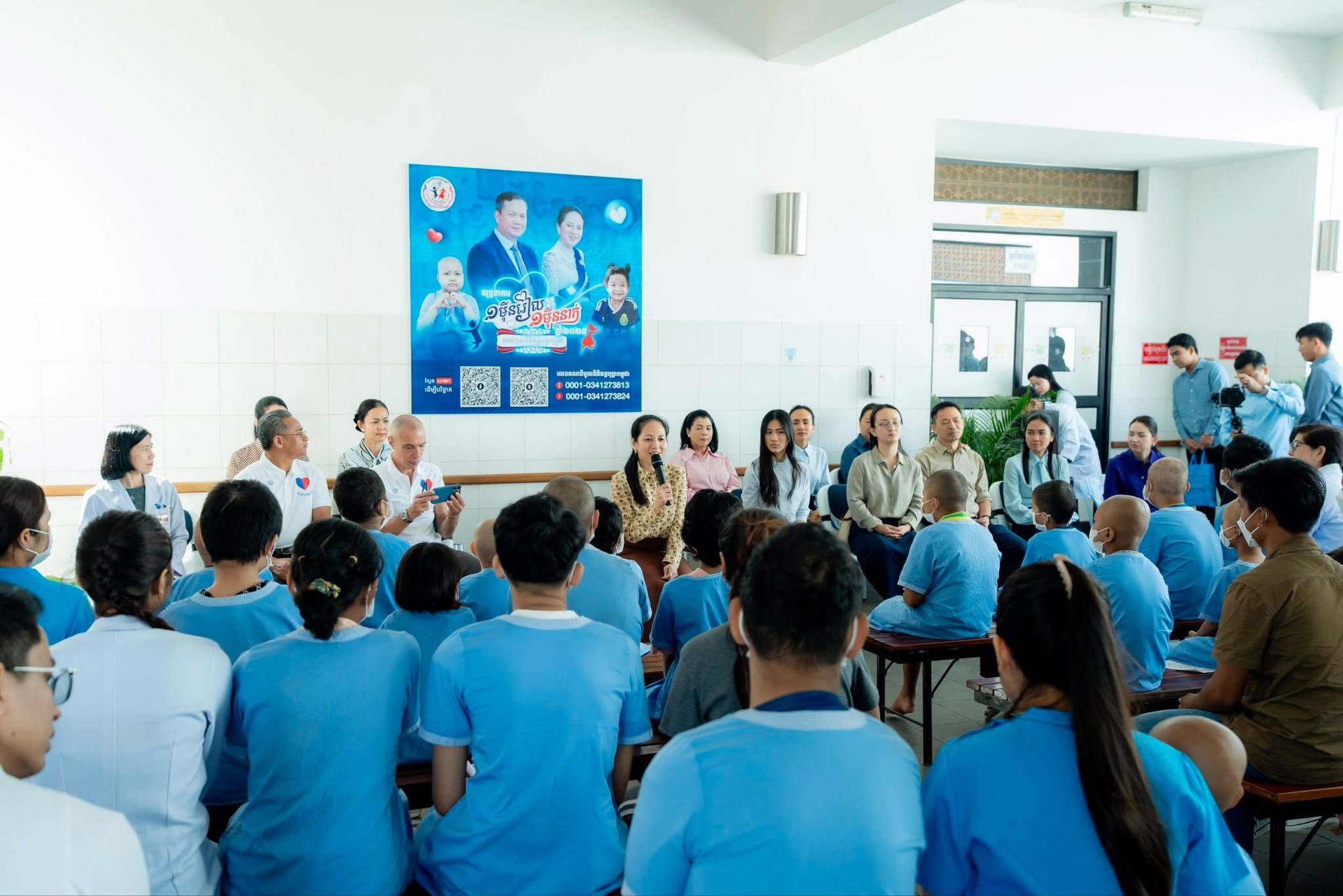 ស្រ្តីទី១នៃកម្ពុជា លោកជំទាវបណ្ឌិត ពេជ ចន្ទមុន្នី ហ៊ុន ម៉ាណែត អញ្ជើញចុះសួរសុខទុក្ខកុមារសម្រាកព្យាបាលជំងឺនៅមន្ទីរពេទ្យគន្ធបុប្ផា ក្នុងឱកាសចម្រើនជន្មាយុ កាលពីថ្ងៃទី២២មករា ឆ្នាំ២០២៦។