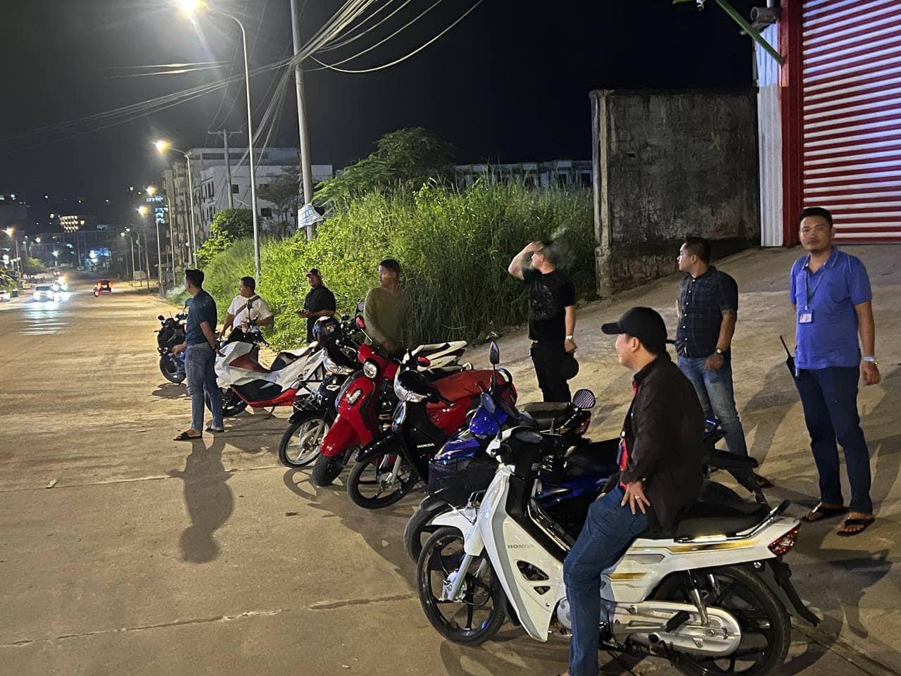 កម្លាំងអាជ្ញាធរចុះបង្រ្កាបជនសង្ស័យទាំង ១១នាក់ កាលពីថ្ងៃទី២៦ ខែកុម្ភៈ។