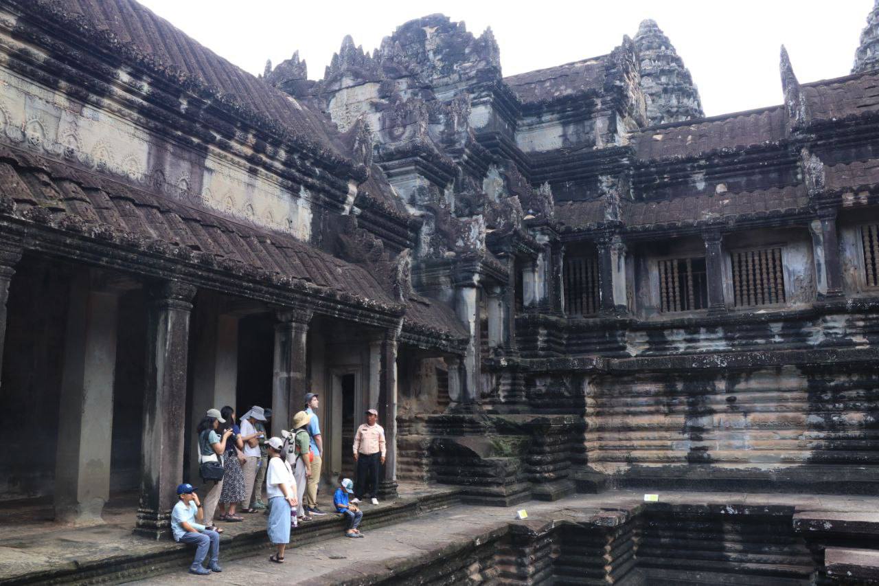 ភ្ញៀវទេសចរកំពុងដើកម្សាន្តនៅរមណីដ្ឋានអង្គរថ្ងៃទី៣១កក្កដា ឆ្នាំ២០២៥។ ប្រភពរូបភាព៖ អាជ្ញាធរជាតិអប្សរា។