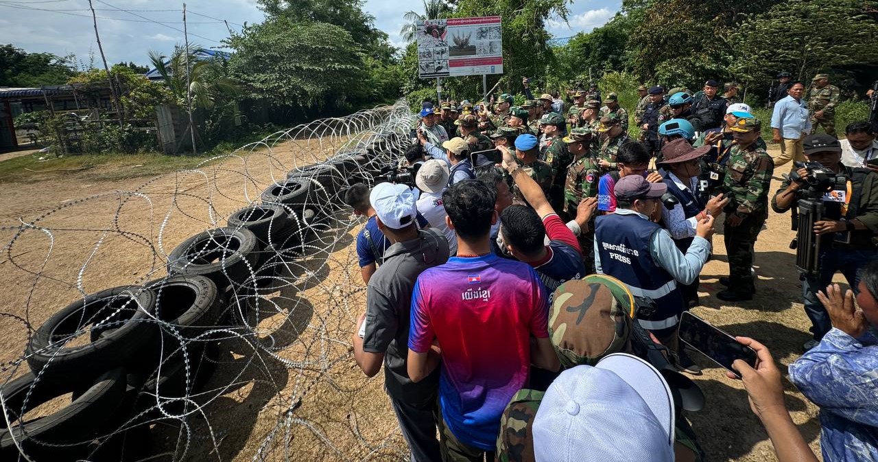 កងឡាន និងបន្លាលួស ដែលកងទ័ពថៃដាក់លើដីកម្ពុជាតាមព្រំដែន