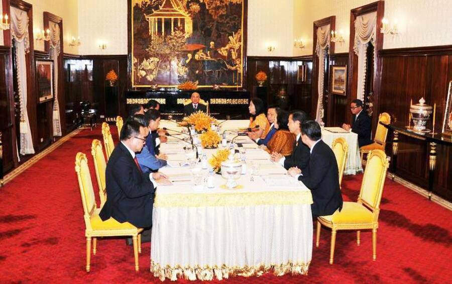 ព្រះ​ករុណា ព្រះបាទ​សម្ដេច ព្រះបរមនាថ នរោត្ដម សីហមុនី ព្រះមហាក្សត្រកម្ពុជា ទ្រង់ដឹកនាំសម័យប្រជុំឧត្តមក្រុមប្រឹក្សានៃអង្គចៅក្រម (រូបពីក្រសួងព័ត៌មាន)។ 