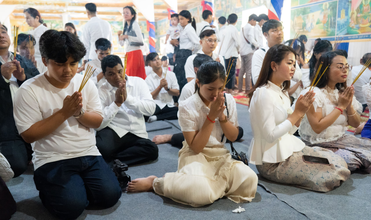 ក្រុមការងារអង្គភាព SBM News យកចង្ហាន់ និងទេយ្យទានទៅប្រគេនព្រះសង្ឃនៅវត្តភ្នំប្រសិទ្ធត្រ័យត្រឹង្ស (ខេត្តកណ្តាល) ក្នុងពិធីបុណ្យភ្ជុំបណ្ឌិត កាលពីថ្ងៃទី២៨ ខែកញ្ញា ឆ្នាំ២០២៤។&nbsp;