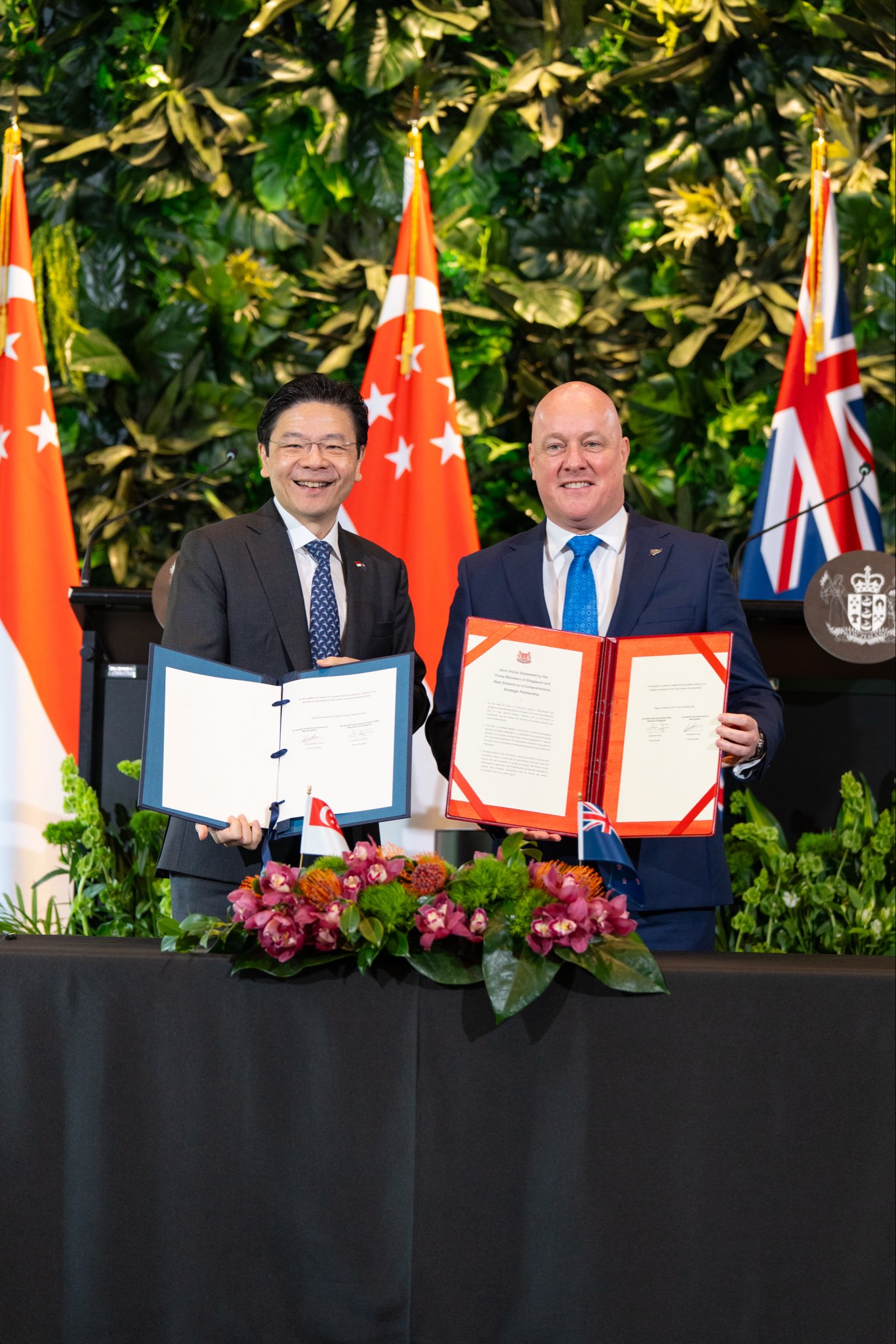 លោក គ្រីស្តូហ្វឺ លូហ្សុន (ស្តាំ) និងលោក ឡរ៉េន វ៉ុង