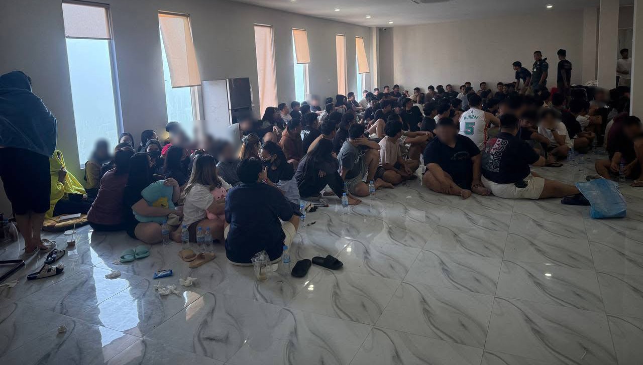 ជនសង្ស័យ ដែលធ្វើការងារពាក់ព័ន្ធនឹងការឆបោកតាមអនឡាញ ក្នុងអគារមួយកន្លែងនៅខេត្តបន្ទាយមានជ័យ។