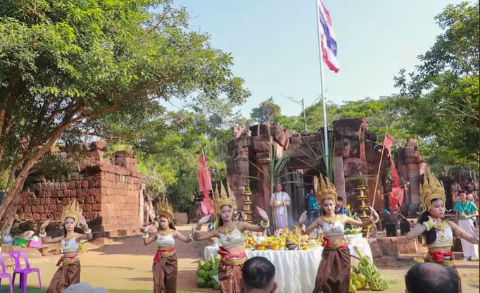 ថៃដោតទង់ជាតិខ្លួន និងរៀបចំពិធីសង្ក្រាន្តនៅប្រាសាទខ្មែរតាមព្រំដែន។