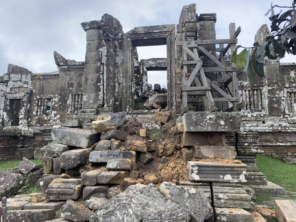 រូបភាព៖ ផ្នែកខ្លះនៃប្រាសាទព្រះវិហារដែលទទួលរងការបំផ្លាញដោយការវាយប្រហាពីភាគីថៃ៕