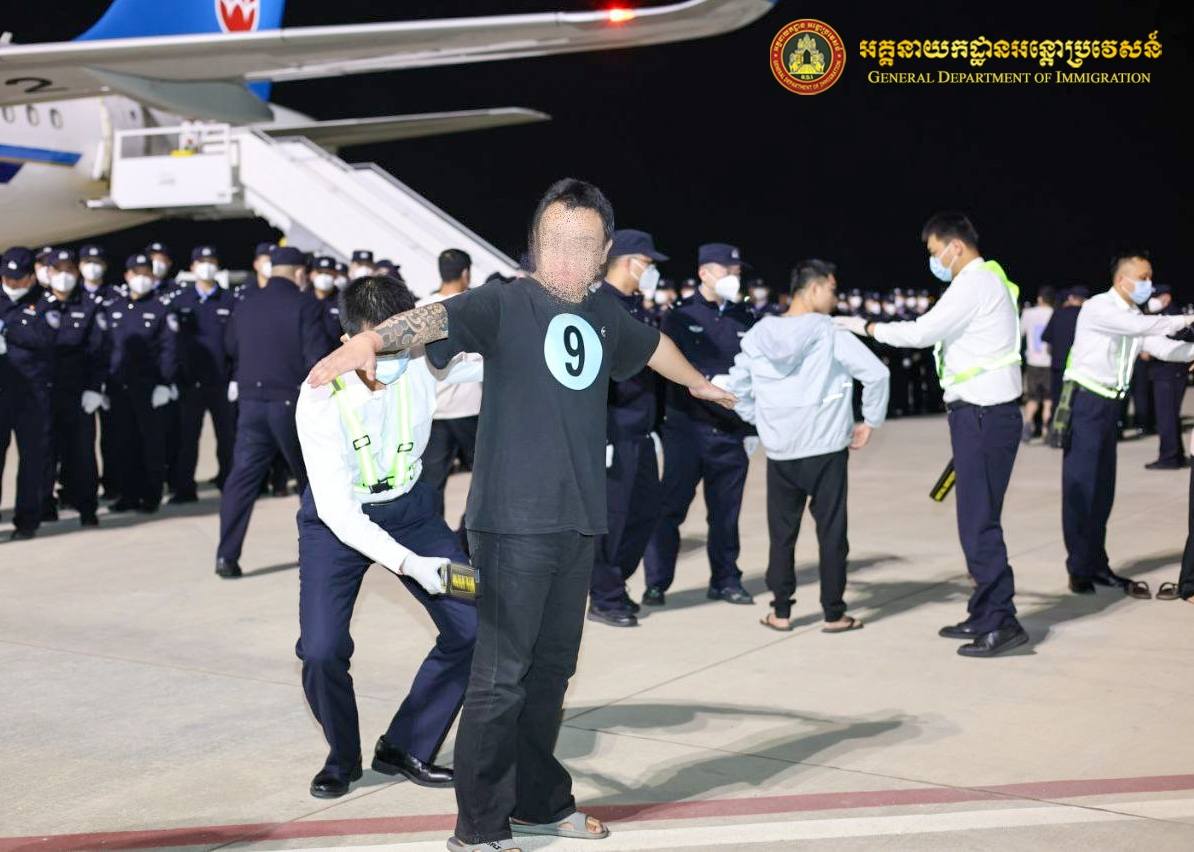 បទល្មើសឆបោកតាមប្រព័ន្ធបច្ចេកវិទ្យា ត្រូវសមត្ថកិច្ចបញ្ជូនទៅប្រទេសកំណើតវិញ។ រូបភាព៖&nbsp;អគ្គនាយកដ្ឋានអន្តោប្រវេសន៍