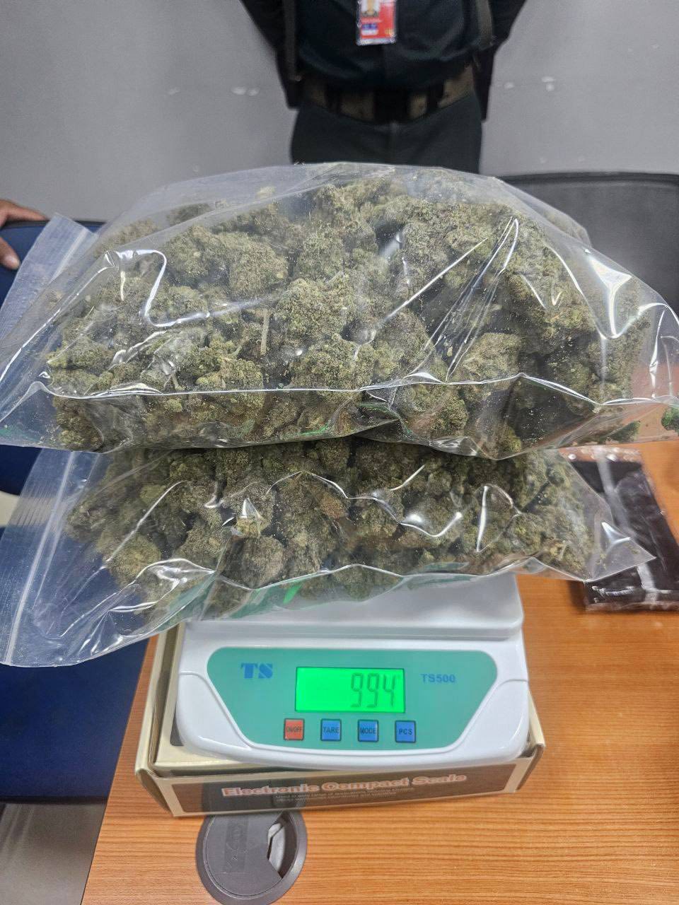 កញ្ឆាក្រៀមរឹបអូសពីបុរសសញ្ជាតិអង់គ្លេសម្នាក់ កាលពីថ្ងៃទី១៧មិថុនា ឆ្នាំ២០២៥។