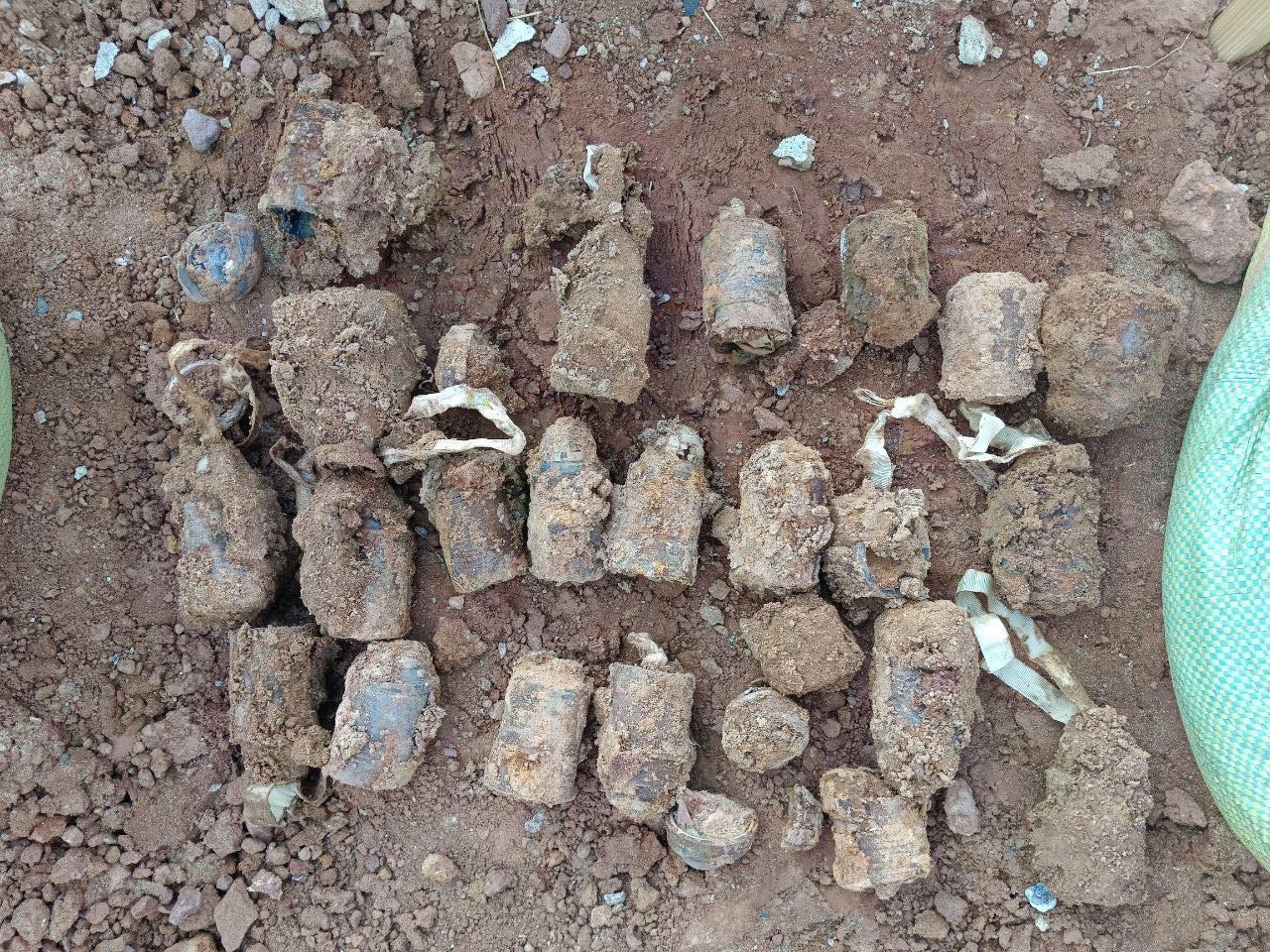 សំណល់ជាតិផ្ទុះ និងគ្រាប់បែកចង្កោម​ ដែលបន្សល់ទុកពីការឈ្លានពានរបស់យោធាថៃ។ រូបភាព៖ លោក ហេង រតនា