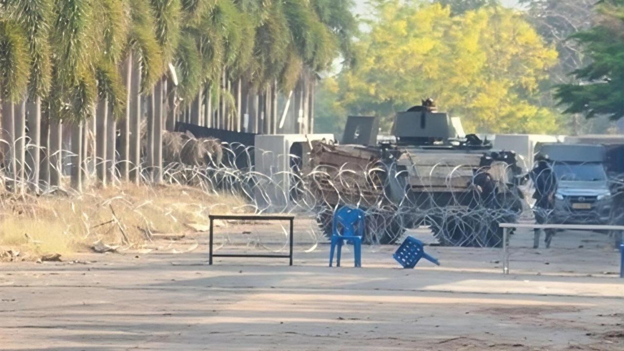 កងកម្លាំងទ័ពថៃប្រមាណ៧០នាក់ អមដោយរថពាស ដែកចំនួន២គ្រឿង ដាក់ពង្រាយនៅច្រកទ្វារអន្តរជាតិអូរស្មាច់។ រូបភាព៖ បណ្តាញសង្គម