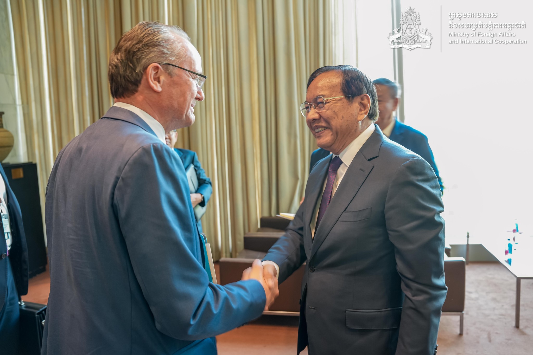 លោក ហ្កាន់ធើ គ្រីជឆ៍បោម Gunther Krichbaum&nbsp;រដ្ឋមន្ត្រីប្រតិភូទទួលបន្ទុកអឺរ៉ុបនៃប្រទេសអាល្លឺម៉ង់ និងលោកឧបនាយករដ្ឋមន្ត្រី ប្រាក់ សុខុន&nbsp;រដ្ឋមន្ត្រីក្រសួងការបរទេសកម្ពុជា 