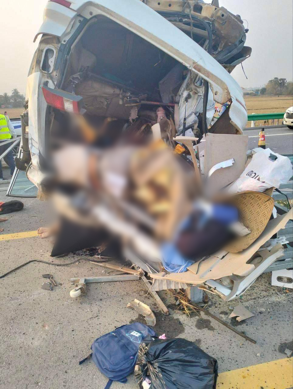 រូបភាពរថយន្តរបស់ជនរងគ្រោះបន្ទាប់ពីបានក្រឡាប់លើផ្លូវល្បឿនលឿន កាលពីថ្ងៃទី៧ ខែកុម្ភៈ ឆ្នាំ២០២៤។ ប្រភព៖ FB