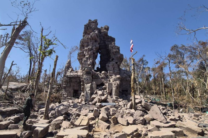 ប្រាសាទតាក្របីបែកបាក់ ដោយស្នាដៃយោធាថៃ