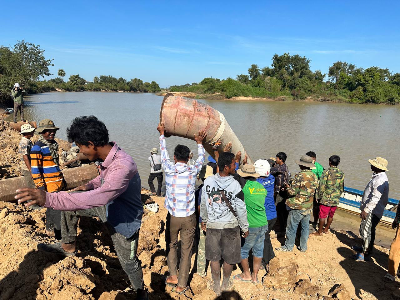 សកម្មភាពប្រជាពលរដ្ឋចុះជួយដោយស្ម័គ្រចិត្តជាមួយម្ចាស់ស្ថានីយ ដើម្បីបូមទឹកដាក់ប្រឡាយ