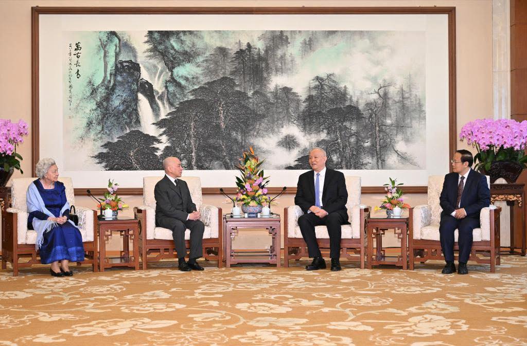 ព្រះមហាក្សត្រ និងសម្តេចហ្លួងម៉ែ ក្នុងជំនួបជាមួយ លោក&nbsp;Cai Qi&nbsp;