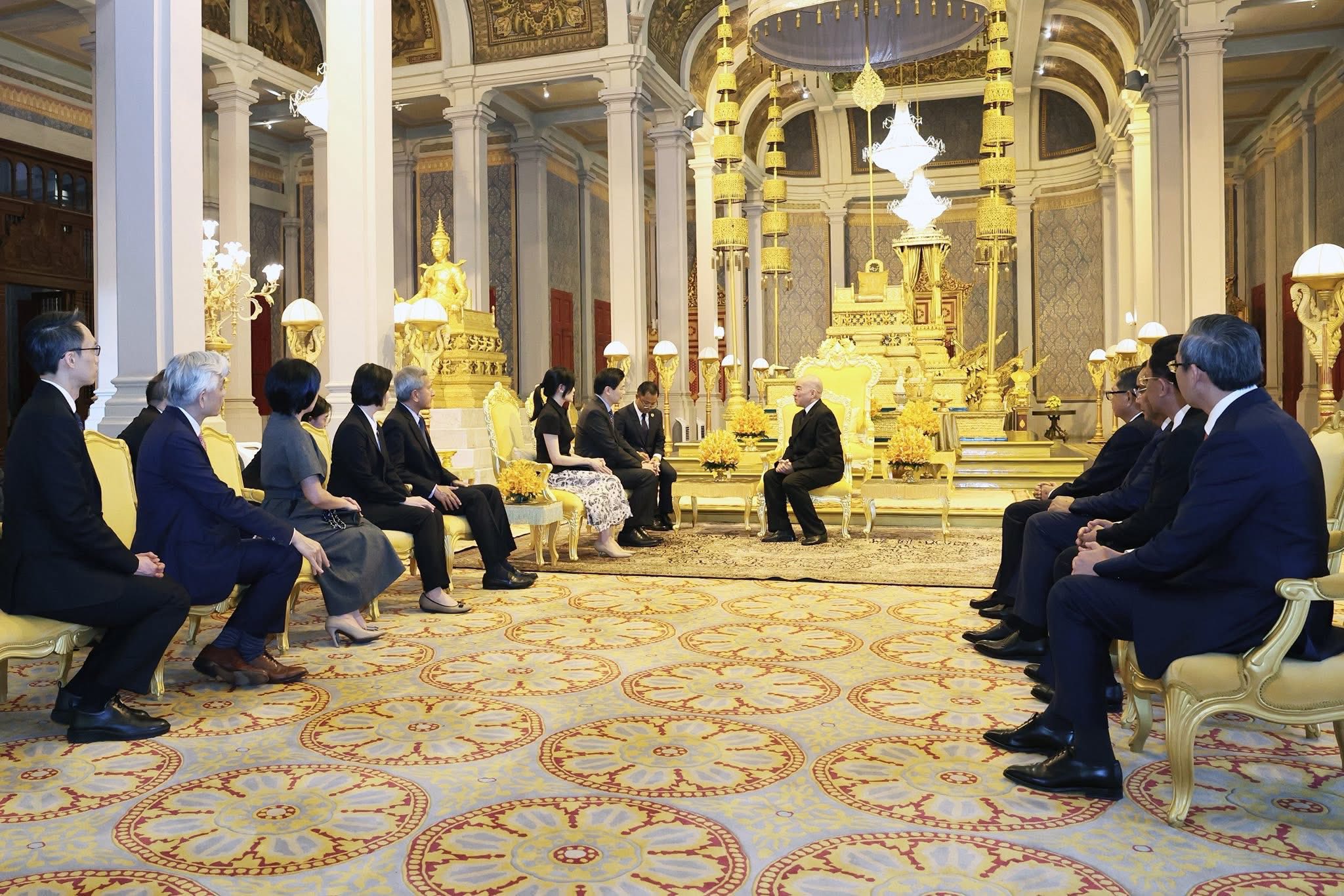 លោក ឡរ៉េន វ៉ុង និងភរិយា ព្រមទាំងគណៈប្រតិភូចូលគាល់ព្រះមហាក្សត្រនៃកម្ពុជា ក្នុងដំណើរទស្សនកិច្ចនៅកម្ពុជា កាលពីថ្ងៃទី២កក្កដាកន្លងទៅ៕