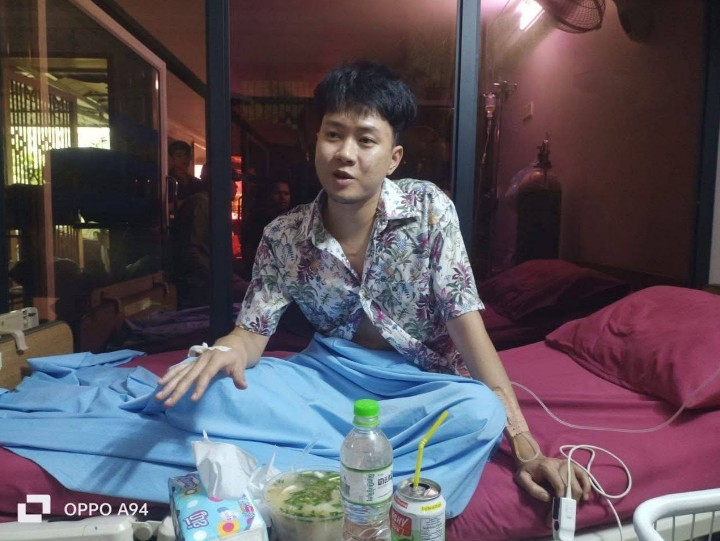 ជាងទងឈ្មោះ អ៊ុំ សុខចម្រើន ពេលរៀបរាប់ប្រាប់អ្នកយកព័ត៌មាននៅមន្ទីរពេទ្យ