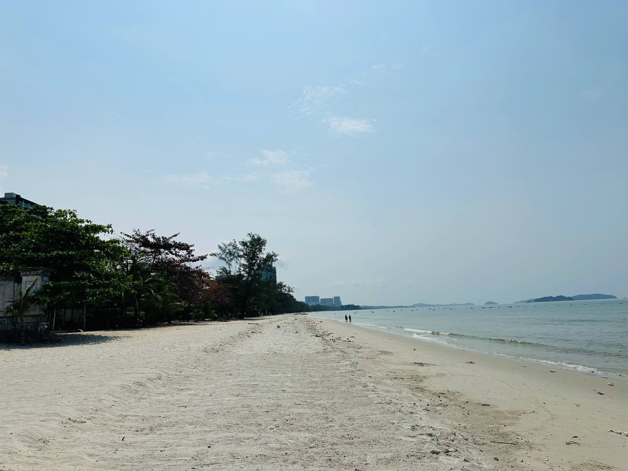 សំរាមចូលទៅក្នុងសមុទ្រ នៅតំបន់ឆ្នេរក្បែរសណ្ឋាគារសុខា ត្រូវបានសម្អាតរួចរាល់។ រូបភាព៖ ក្រសួងបរិស្ថាន