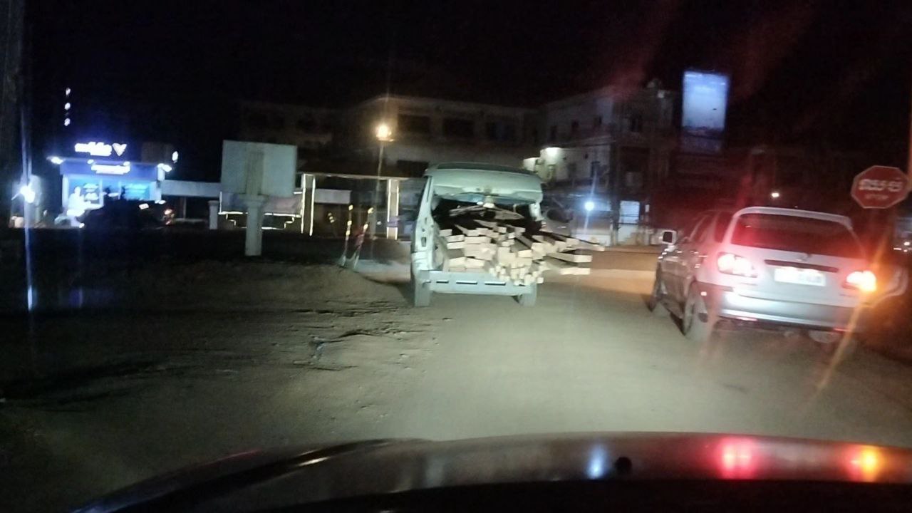 រថយន្តស៊ាំយ៉ុងដឹកឈើ បើកឆ្លងកាត់កណ្តាលក្រុងក្រចេះ&nbsp;រូបភាព៖ SN ថតយប់ថ្ងៃទី០៩ មេសា ២០២៥