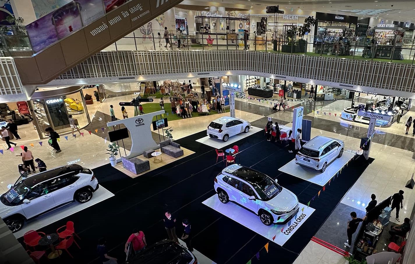 ក្រុមហ៊ុតូយ៉ូតា ដាក់តាំងលក់រថយន្តនៅផ្សារអេអនមានជ័យកន្លងមក។