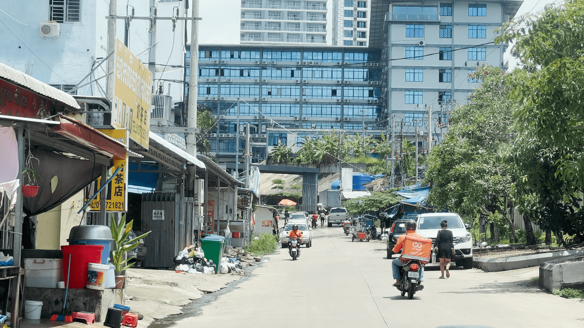 អគារកាស៊ីណូអនឡាញបង្កប់នៅក្នុងកាស៊ីណូស្របច្បាប់ ដែលជនជាតិឥណ្ឌូណេស៊ីកំពុងបម្រើការងារ