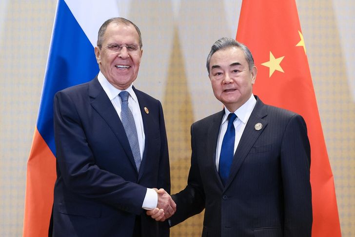 លោក សឺហ្គេ ឡាវរ៉ូវ និងលោក វ៉ាង យី