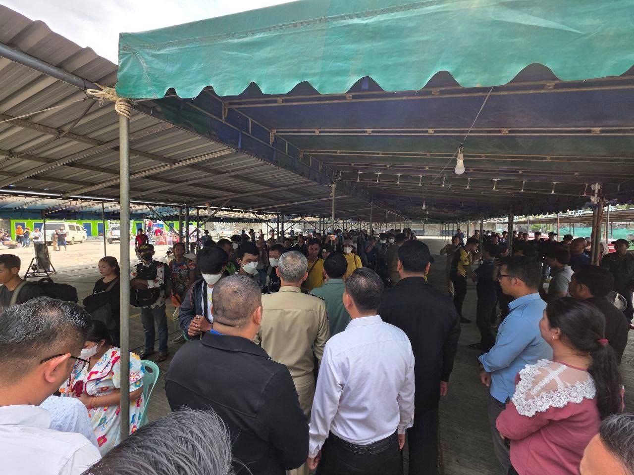 ពលករខ្មែរ ត្រឡប់ពីប្រទេសថៃមកលេងស្រុកកំណើតអំឡុងពេលបុណ្យចូលឆ្នាំថ្មីប្រពៃណីជាតិ។ រូបភាព៖ ក្រសួងការងារ