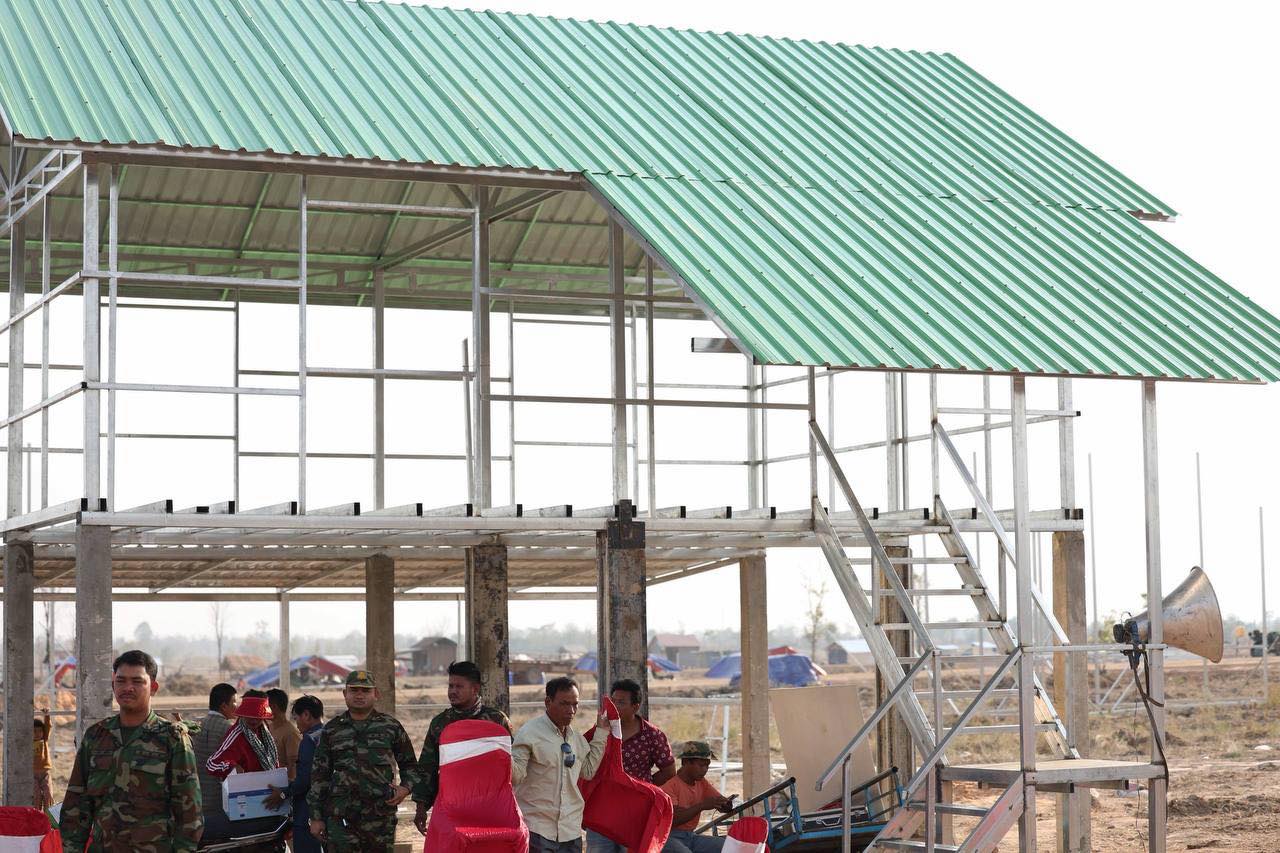 ការសាងសង់ជម្រកបណ្តោះអាសន្ន ជូនពលរដ្ឋភៀសសឹកខេត្តឧត្តរមានជ័យ។ រូបភាព៖ គណៈកម្មាធិការជាតិគ្រប់គ្រងគ្រោះមហន្តរាយ