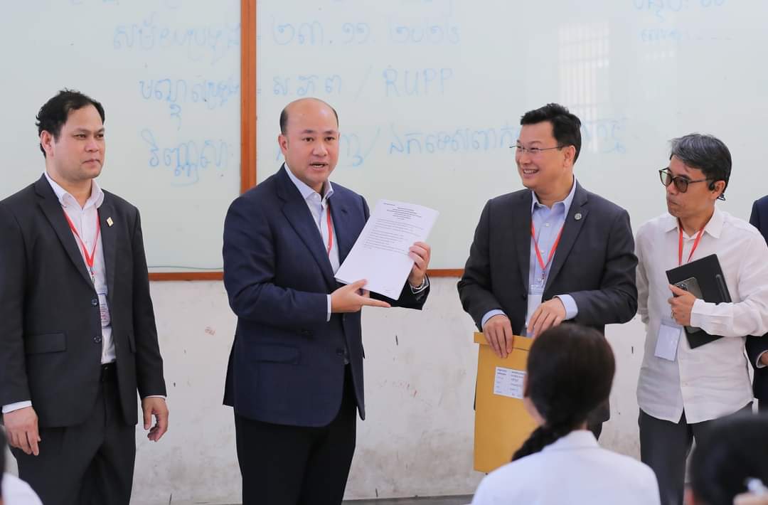 លោកឧបនាយករដ្ឋមន្រ្តី ហ៊ុន ម៉ានី រដ្ឋមន្រ្តីក្រសួងមុខងារសាធារណៈ និងលោក ឌិត ទីណា រដ្ឋមន្រ្តីក្រសួងកសិកម្ម អញ្ជើញបើកវិញ្ញាសា ប្រឡងប្រជែងជ្រើសរើសមន្ត្រីកសិកម្មឃុំ កាលពីដើមខែវិច្ឆិកា ឆ្នាំ២០២៤កន្លងទៅ។