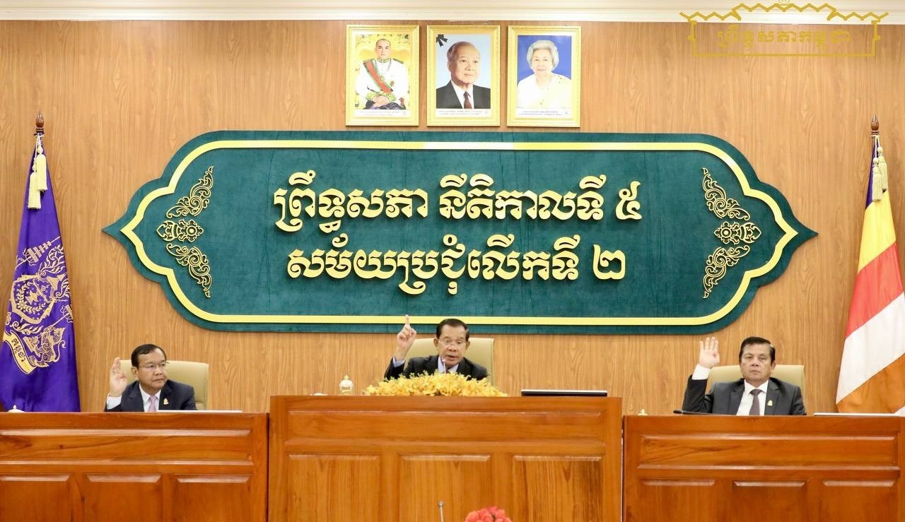 លោក ប្រាក់ សុខុន អនុប្រធានទី១ សម្តេច ហ៊ុន សែន ប្រធាន និងលោក អ៊ុច បូររិទ្ធ អនុប្រធានទី២ ស្ថិតក្នុងកិច្ចប្រជុំពេញអង្គព្រឹទ្ធសភា នៅខែវិច្ឆិកា ឆ្នាំ២០២៤។