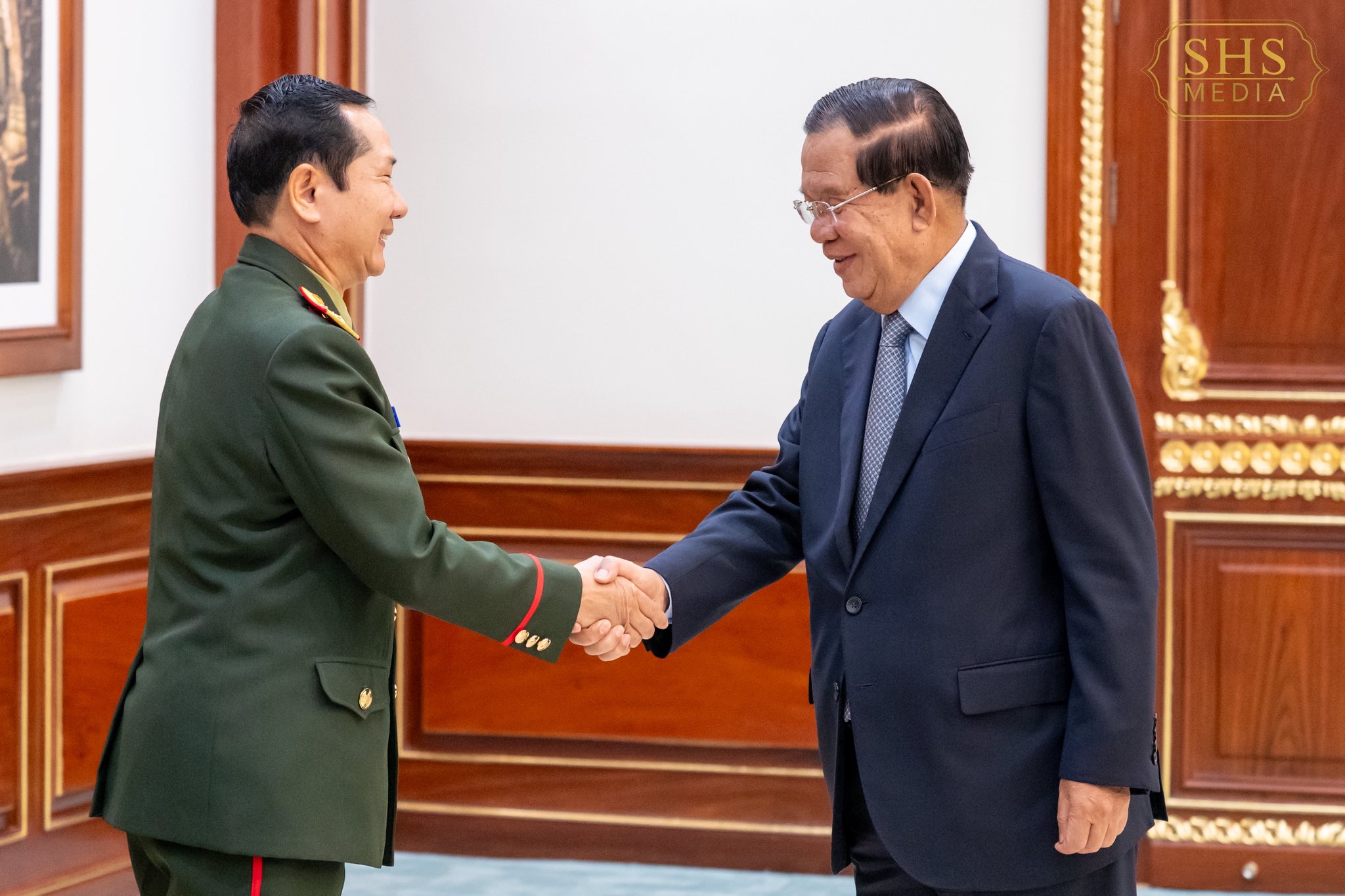 សម្តេចតេជោ ហ៊ុន សែន និងលោក សាយចៃ គុមម៉ាស៊ីត (Saichay Kommasith) អនុរដ្ឋមន្ត្រីក្រសួងការពារប្រទេស។ រូបភាព៖ សម្តេចតេជោ ហ៊ុន សែន