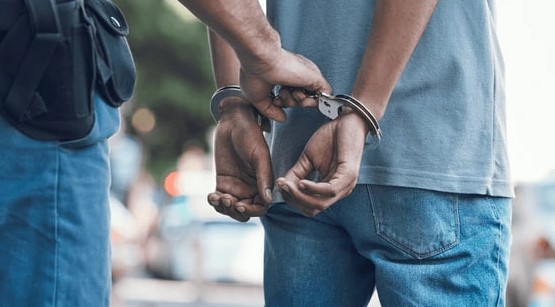 បុរសម្នាក់ត្រូវប៉ូលិសចាប់វ៉ៃខ្នោះ (នៅក្រៅបរទេស)