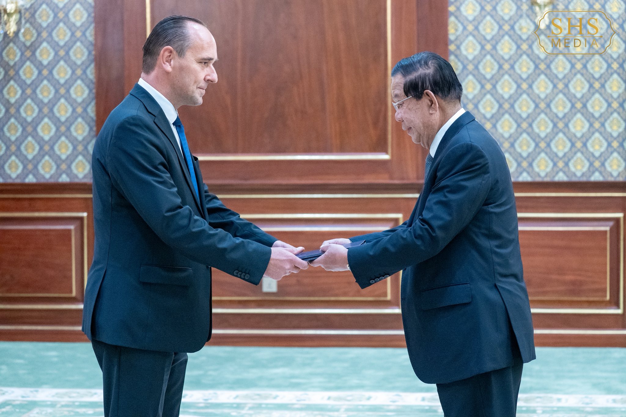 សម្តេចតេជោ ហ៊ុន សែន ប្រមុខរដ្ឋស្តីទីនៃព្រះរាជាណាចក្រកម្ពុជា និងលោក&nbsp;អេឡិចសិនដឺ មីខូវស៊ិន ឯកអគ្គរដ្ឋទូតថ្មីនៃសាធារណរដ្ឋស្លូវ៉ាគីប្រចាំកម្ពុជា។