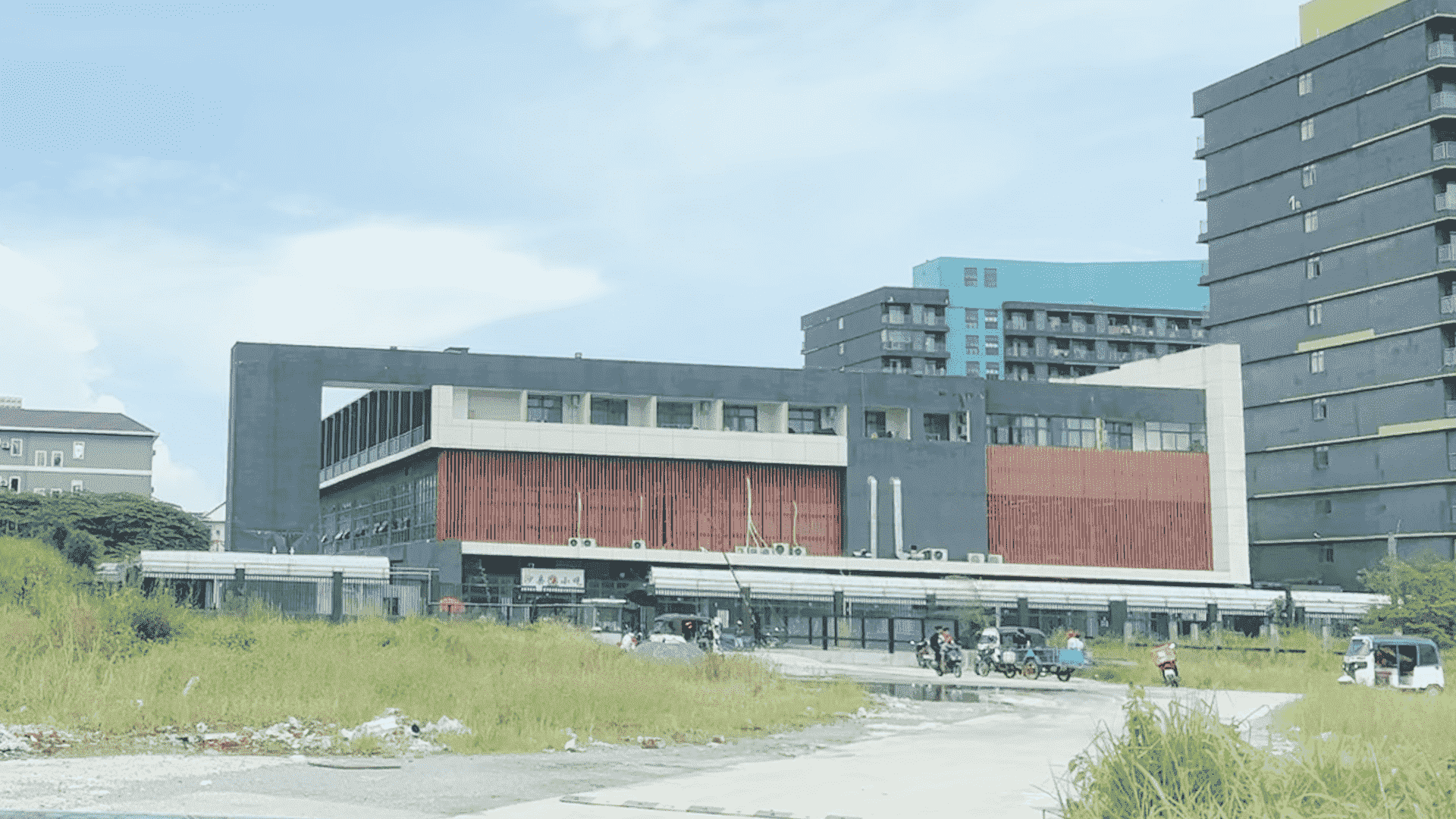 អគារខ្មៅ ឬជីងប៉ី៤ ដែលប្រជាពលរដ្ឋអះអាងថា មានបើកកាស៊ីណូអនឡាញខុសច្បាប់ (ឯកសារ ក្រុងព្រះសីហនុ)