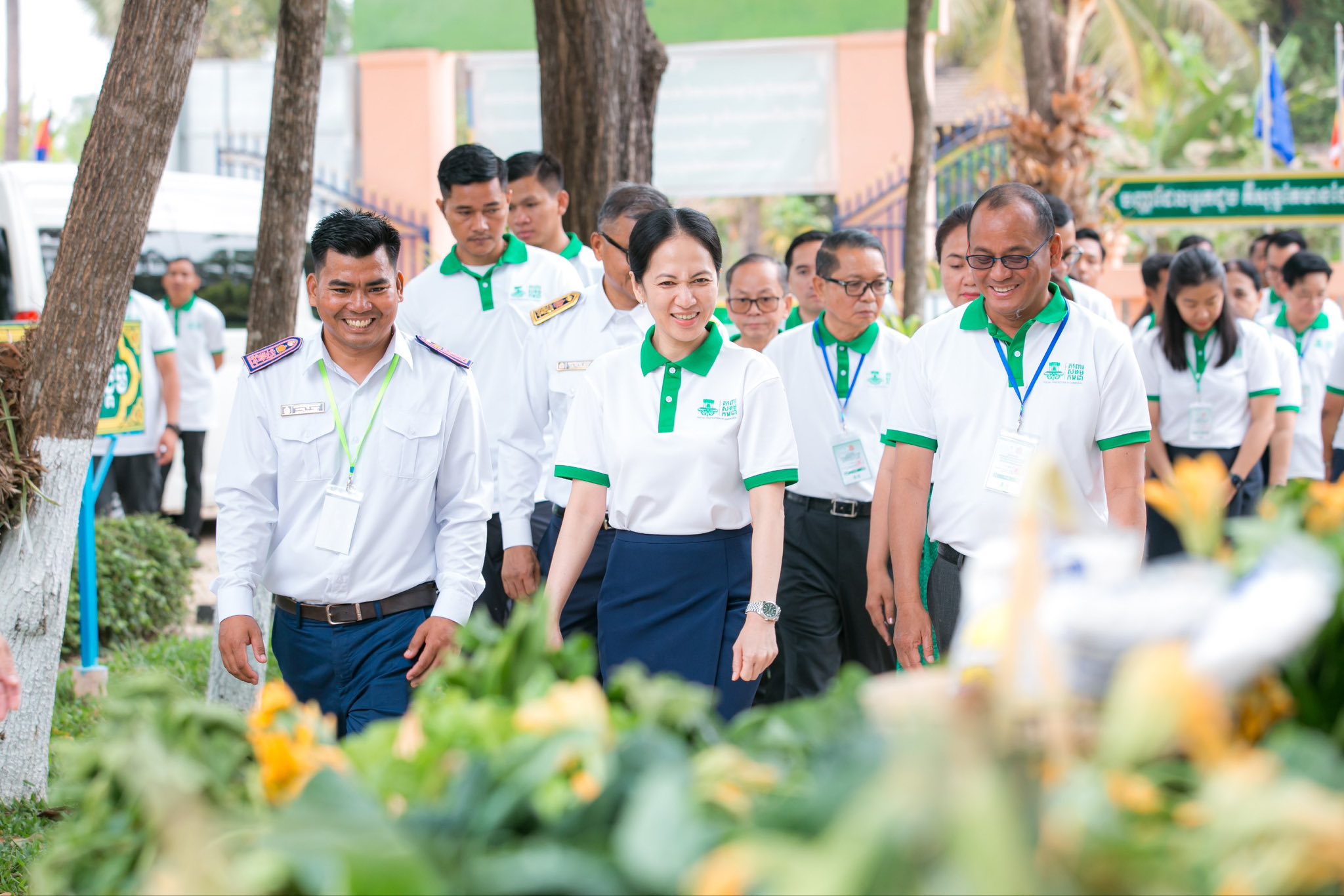 លោកជំទាវបណ្ឌិត ពេជ ចន្ទមុន្នី ក្នុងដំណើរទស្សនកិច្ចការអនុវត្តកម្មវិធីផ្តល់អាហារតាមសាលារៀន ដោយប្រើប្រាស់កសិផលក្នុងសហគមន៍ នៅសាលាបឋមសិក្សាប្រាសាទជាងទង ខេត្តកំពង់ឆ្នាំង។