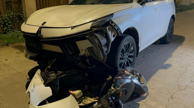 រថយន្តបុកក្មេងប្រុសអាយុប្រហែល១០ឆ្នាំ ឬ១១ឆ្នាំ ពេលកំពុងជិះម៉ូតូ