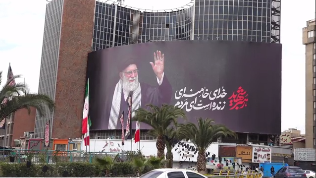 ផ្ទាំងរូបដ៏ធំរបស់លោក អាលី ខាម៉េណេ ត្រូវបានបិទជាប់នឹងអគារ។&nbsp;