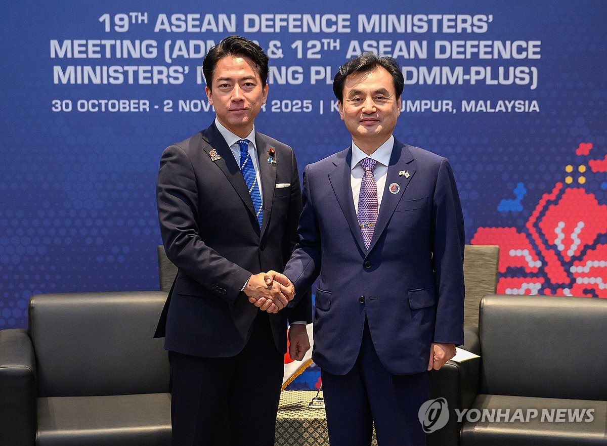 លោក ស៊ីនជីរ៉ូ កូអ៊ីហ្ស៊ូមី(ឆ្វេង) និងលោក អាន យូប៊ែក