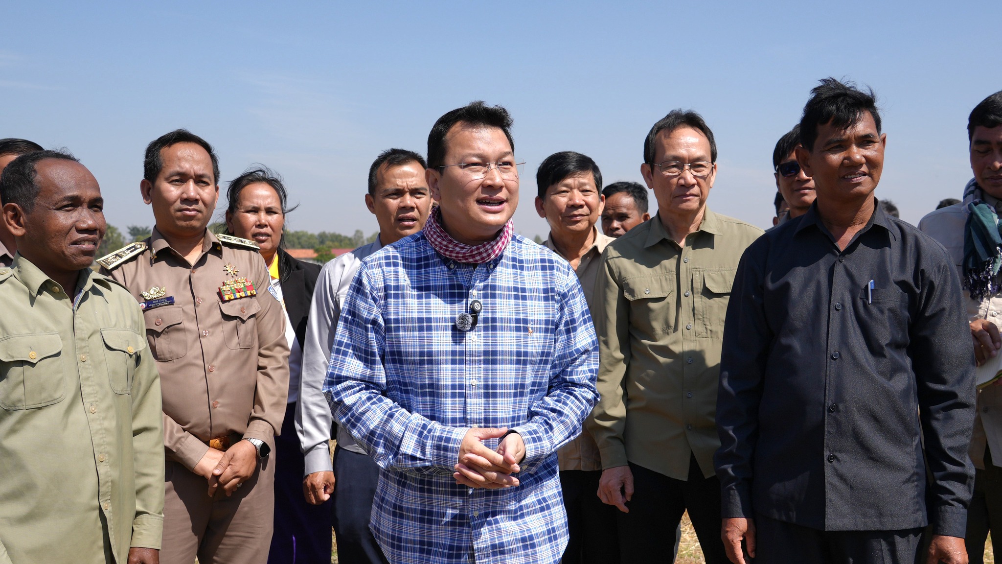 លោក ឌិត ទីណា ពេលអញ្ជេីញជួបសំណេះសំណាលជាមួយសមាជិកសហគមន៍កសិករព្រៃវិហារនៅខេត្តកំពង់ស្ពឺ កាលពីថ្ងៃទី១៣ ខែមករា ឆ្នាំ២០២៥