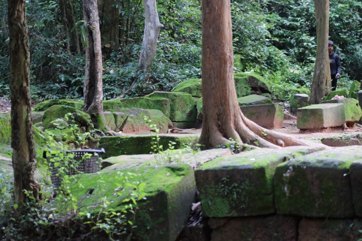 <b>ប្រាសាទតាក្របី។</b>