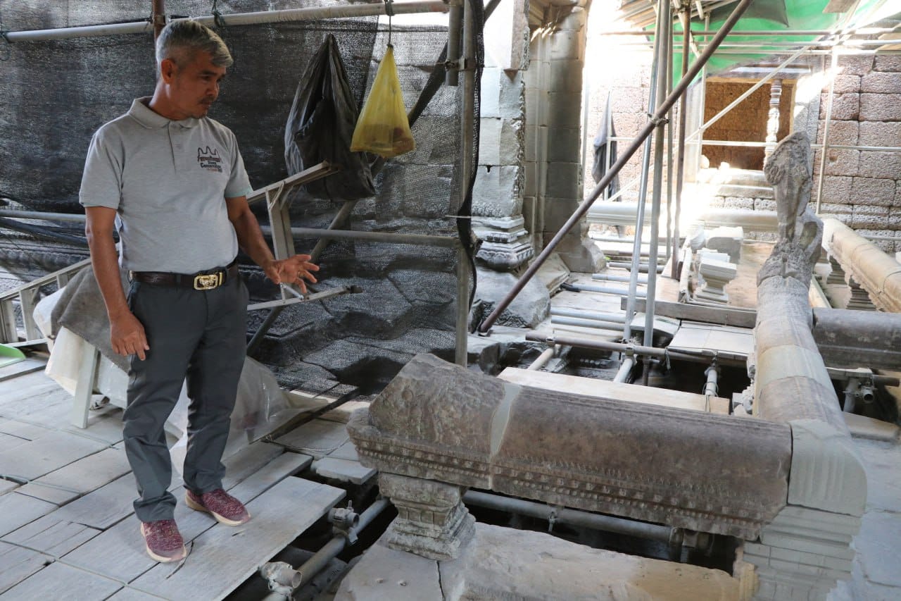 លោក ឡុង ណារី ប្រធានក្រុមការងារអភិរក្សថ្ម នៃនាយកដ្ឋានអភិរក្សប្រាសាទ និងបុរាណវិទ្យា&nbsp;