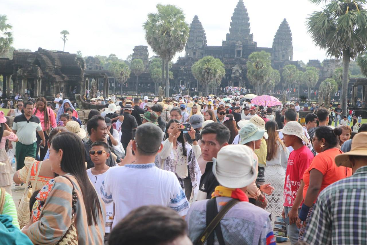 ភ្ញៀវទេសចរជាតិ-អន្តរជាតិ ដើរទស្សនាកម្សាន្តនៅតំបន់រមណីយដ្ឋានអង្គរ/ រូបភាព៖ អាជ្ញាធរជាតិអប្សរា